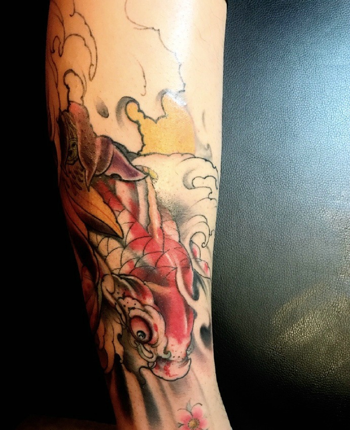 点击大图看下一张：活泼亮丽的手臂红鲤鱼纹身图案