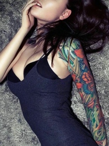 时尚女孩满身纹身图案相当漂亮