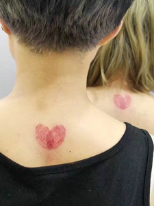颈部上的粉红爱心情侣闺蜜纹身图案