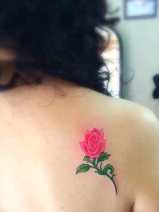时尚女孩后背一只玫瑰纹身刺青