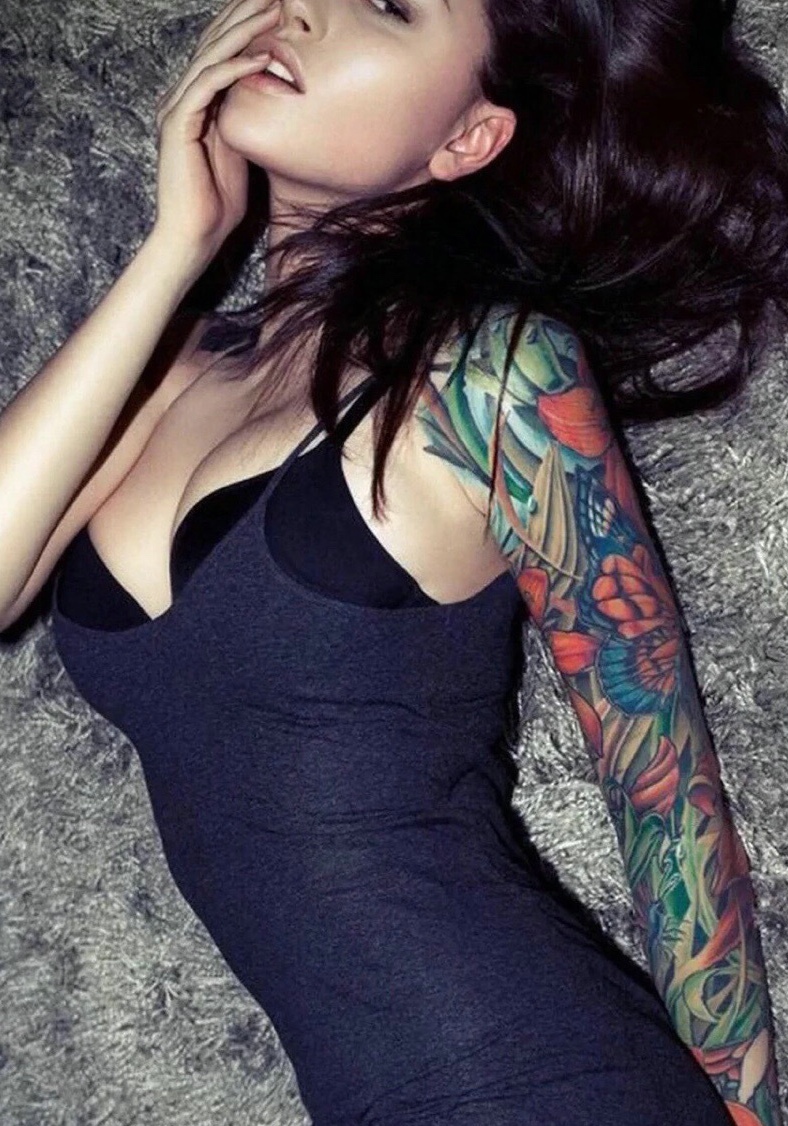 点击大图看下一张：时尚女孩满身纹身图案相当漂亮