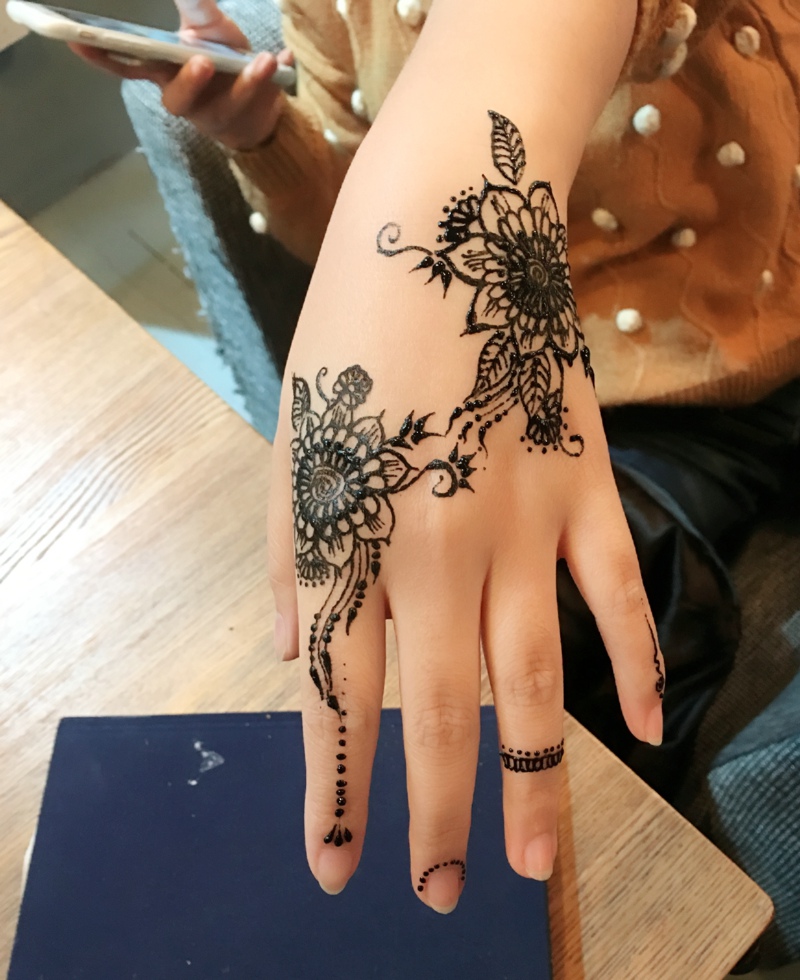 点击大图看下一张：精致而美丽的手背时尚海娜纹身图案