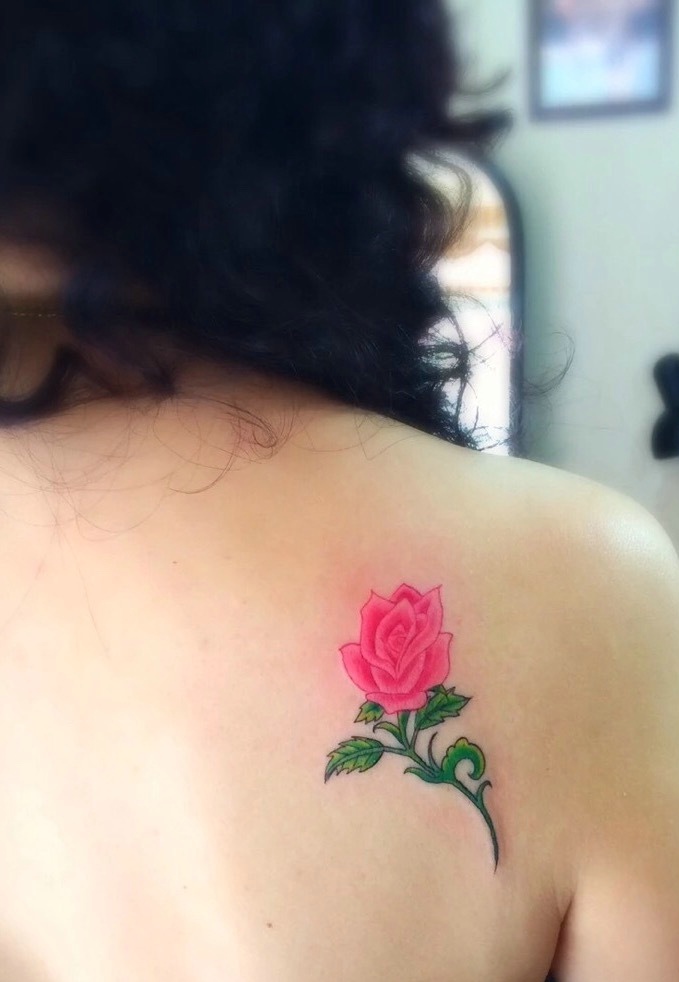 点击大图看下一张：时尚女孩后背一只玫瑰纹身刺青