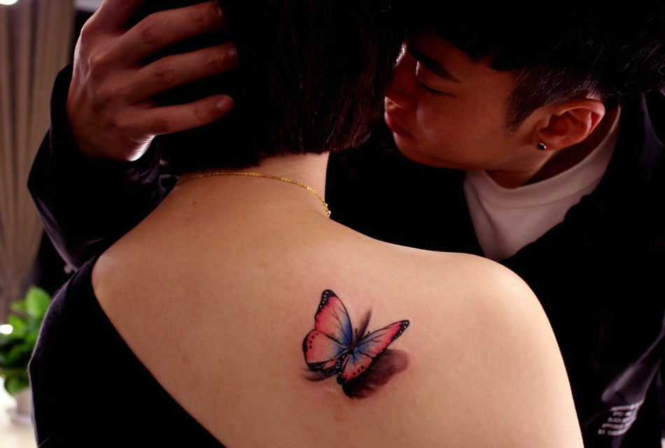 点击大图看下一张：停留在女生后背3d彩色蝴蝶纹身图案