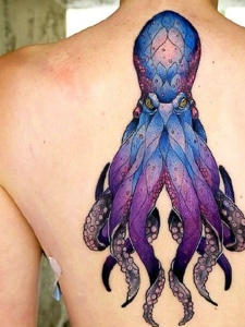脊椎部中央的彩色章鱼纹身图案