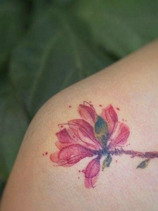 一组适合爱花爱美女生的花朵纹身图案