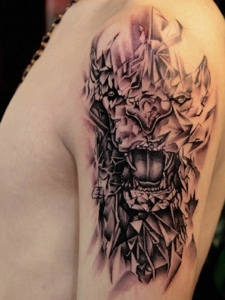 大臂一只凶猛的狮子头纹身图案