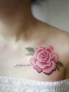 适合女生的胸前性感玫瑰纹身图案