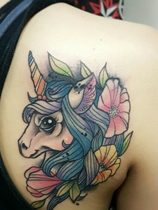 后背一匹彩色骏马纹身图案很帅气