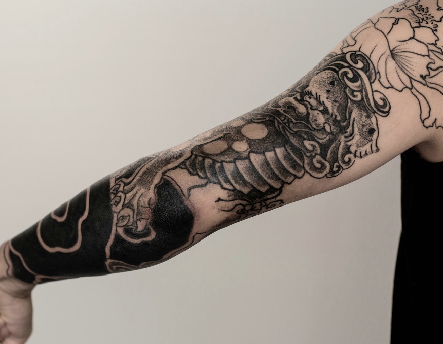 点击大图看下一张：超级霸气的黑灰花臂图腾纹身图片