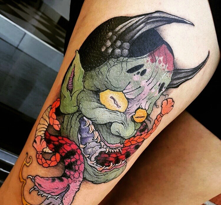 点击大图看下一张：大腿处重口味日式彩色般若纹身图案