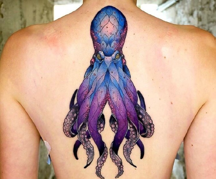 点击大图看下一张：脊椎部中央的彩色章鱼纹身图案