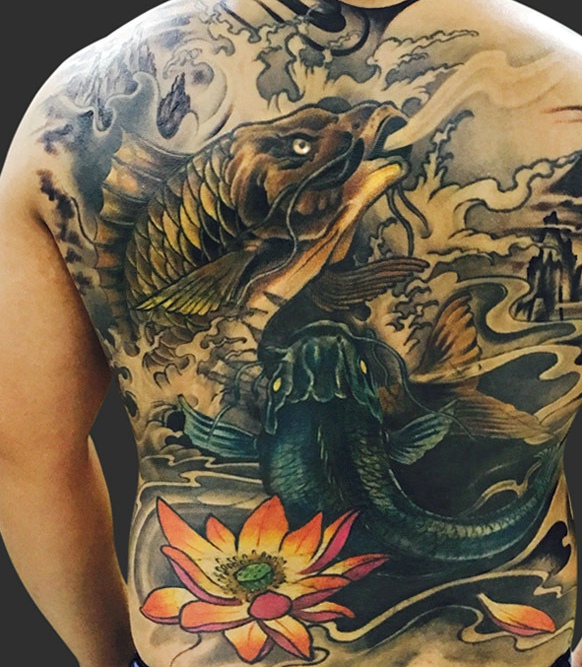 点击大图看下一张：超级完美炫酷的满背彩色鲤鱼纹身图案