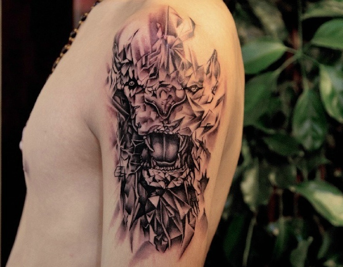 点击大图看下一张：大臂一只凶猛的狮子头纹身图案