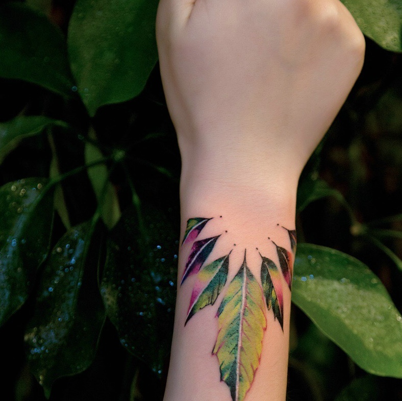 点击大图看下一张：手臂一款绿叶纹身图案很精美