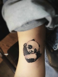 手臂一只大眼睛可爱小熊猫纹身图案