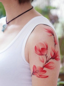 适合女生的手臂水彩花朵纹身图案