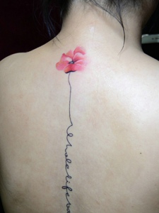 脊椎部罂粟花与英文纹身图案