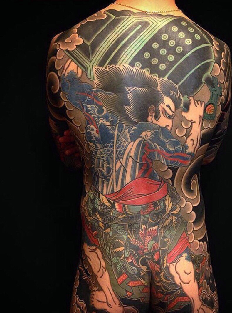 点击大图看下一张：满背老传统风格彩色图腾纹身图案