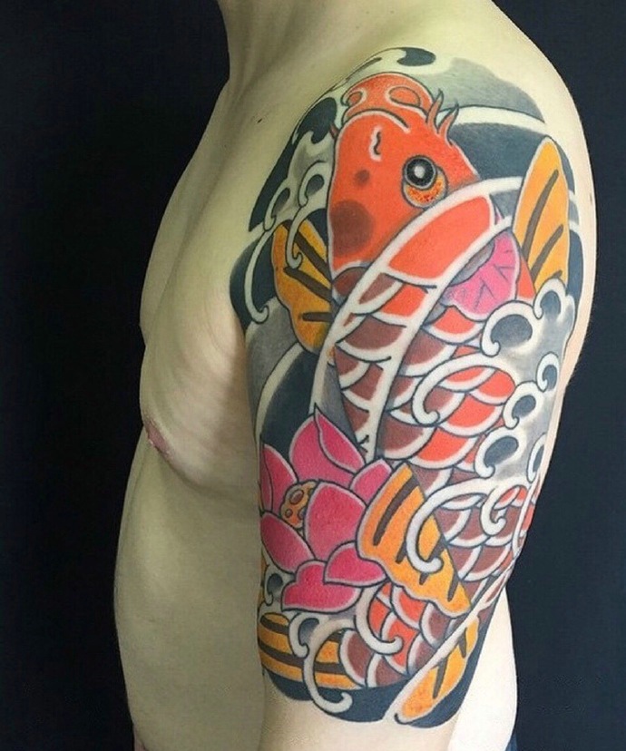 点击大图看下一张：大臂一款具有男人味的红鲤鱼纹身图案