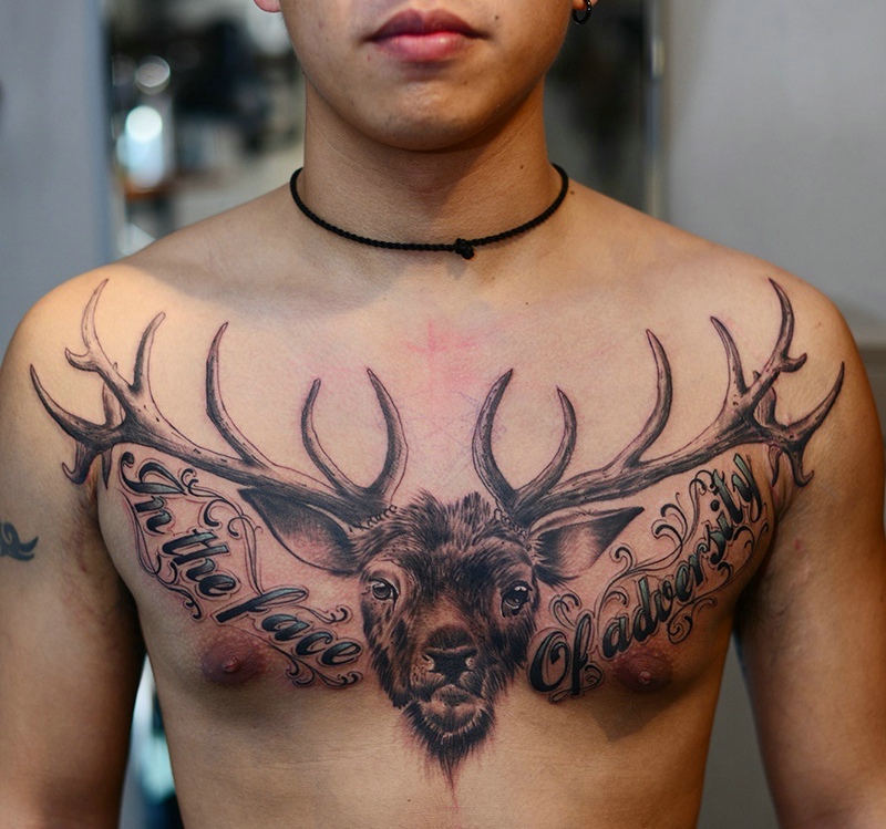 点击大图看下一张：男士胸前一头小鹿头部纹身图案