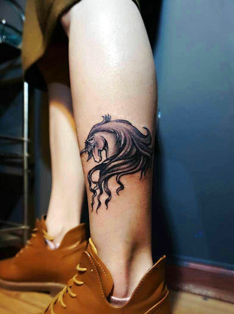 点击大图看下一张：小腿处一只可爱的骏马纹身图案