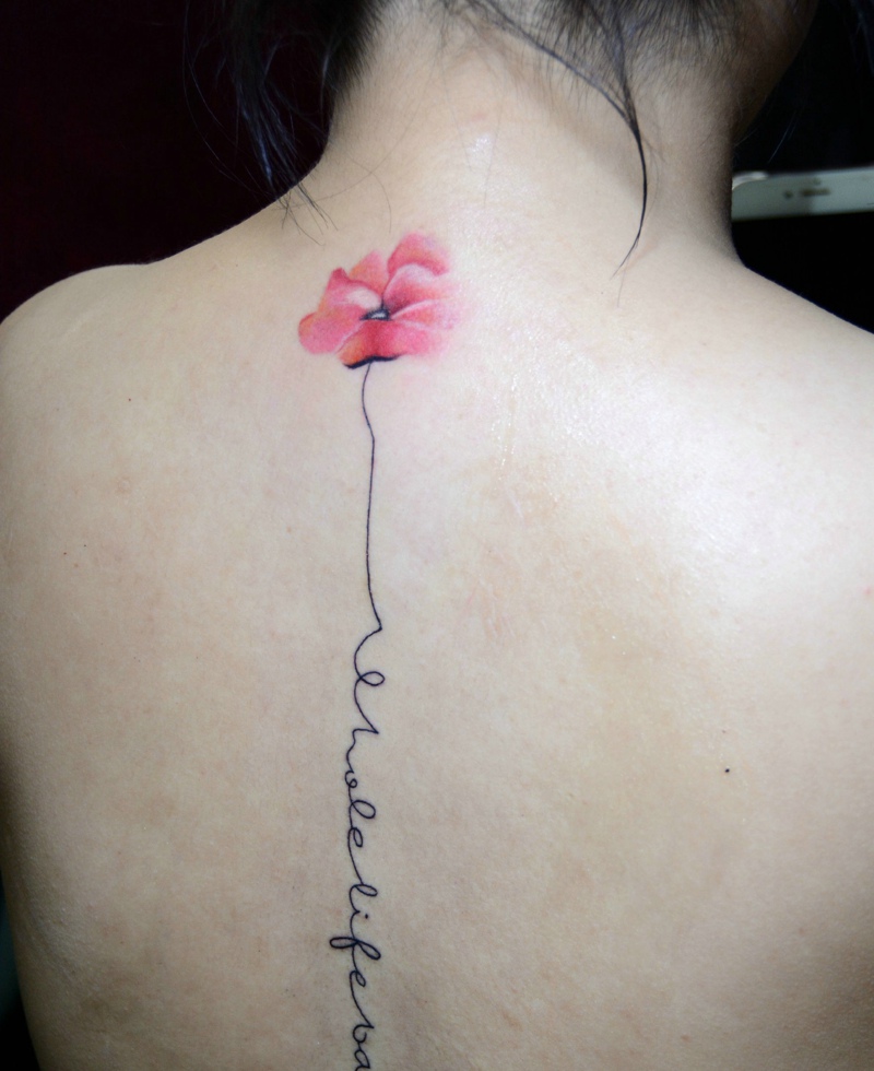 点击大图看下一张：脊椎部罂粟花与英文纹身图案