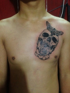 男士胸前个性小骷髅纹身图案
