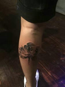 男士小腿处好看的花朵纹身图案