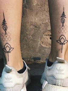 双小腿外侧的同一个图案纹身刺青