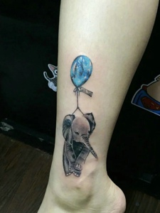 小腿处气球吊着小像的个性纹身图案