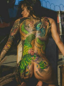 欧美女性满背彩色凤凰纹身图案