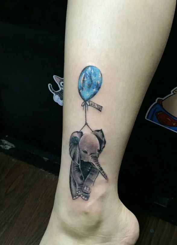 点击大图看下一张：小腿处气球吊着小像的个性纹身图案