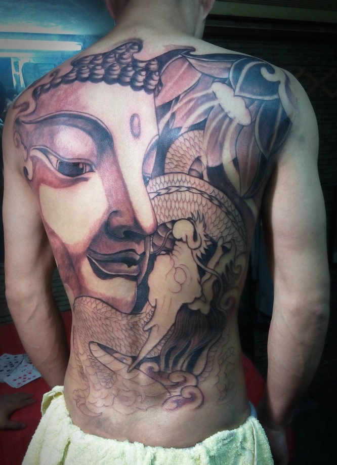 点击大图看下一张：未完成的满背如来佛祖纹身图案