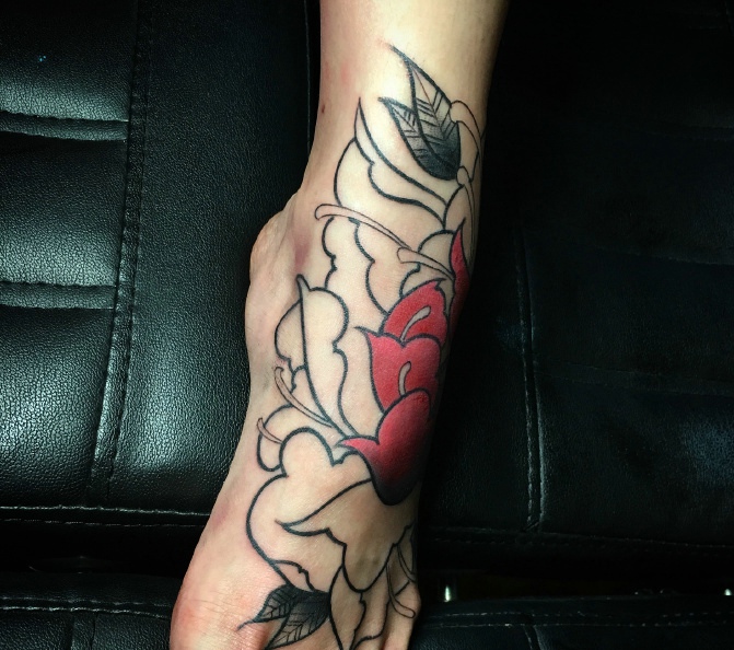 点击大图看下一张：鲜艳明亮的脚背花朵纹身图案