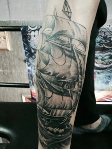 包小腿黑灰帆船纹身图案