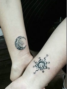 个性太阳与月亮结合的情侣纹身图案