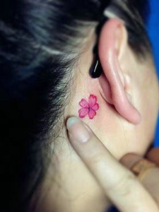 耳背处的一朵小花朵纹身图案很自然