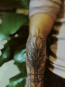 手臂一颗有趣的小树纹身图案