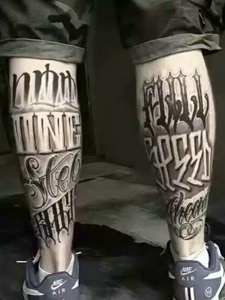 个性男孩双腿部花体英文纹身图案