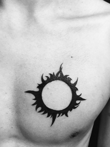 胸前美式风格太阳纹身图案