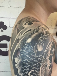 大臂与胸前连在一起的鲤鱼纹身图案