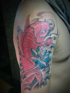 莲花与红鲤鱼结合的手臂纹身图案