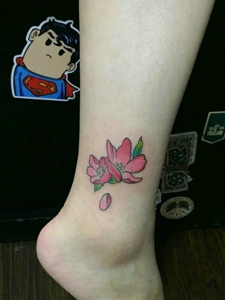 小腿处好看精美的花朵纹身图案