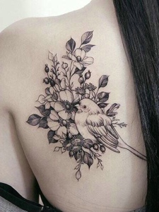 女生后背水墨花朵与小鸟纹身图案