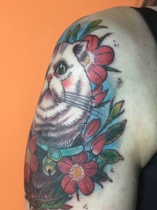 大臂彩色日式小花猫纹身图案