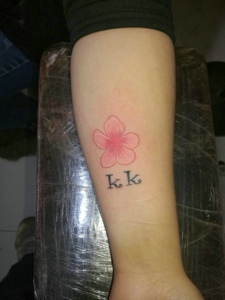 小名与小樱花一起的腿部纹身图案