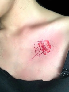 女生锁骨下方的一只玫瑰纹身图案