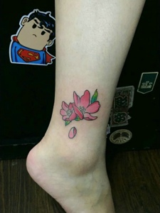 裸脚上的两朵花朵纹身图案很自然