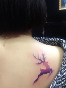 正在奔跑的可爱小鹿后背纹身图案